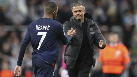Le patron du PSG, Enrique, salue la "légende" Mbappé avant le dernier match à domicile de l'attaquant