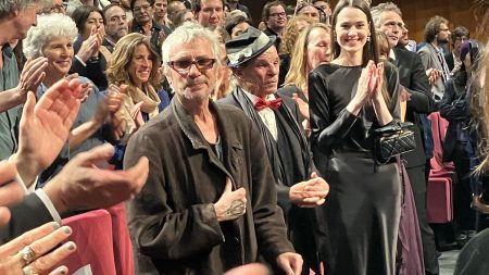 Festival de Cannes 2024 : accueilli comme une star, Leos Carax présente "C'est pas moi", un film d'introspection en 40 minutes
          Avec "C'est pas moi", un film commandé pour une exposition qui n'a jamais eu lieu, Leos Carax a offert samedi un pur moment de bonheur au festival de Cannes.