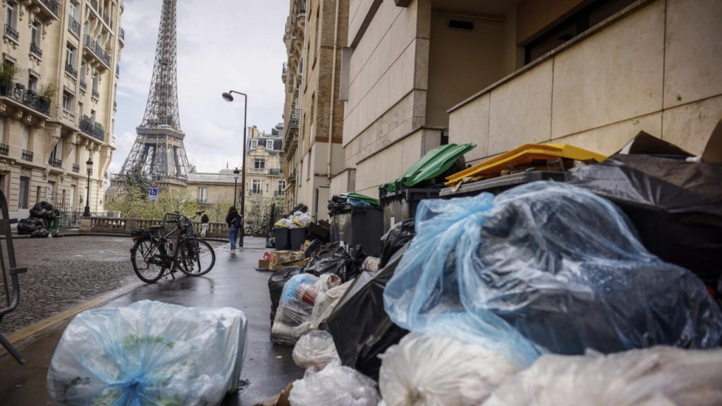 Les éboueurs parisiens en grève réclament une prime olympique