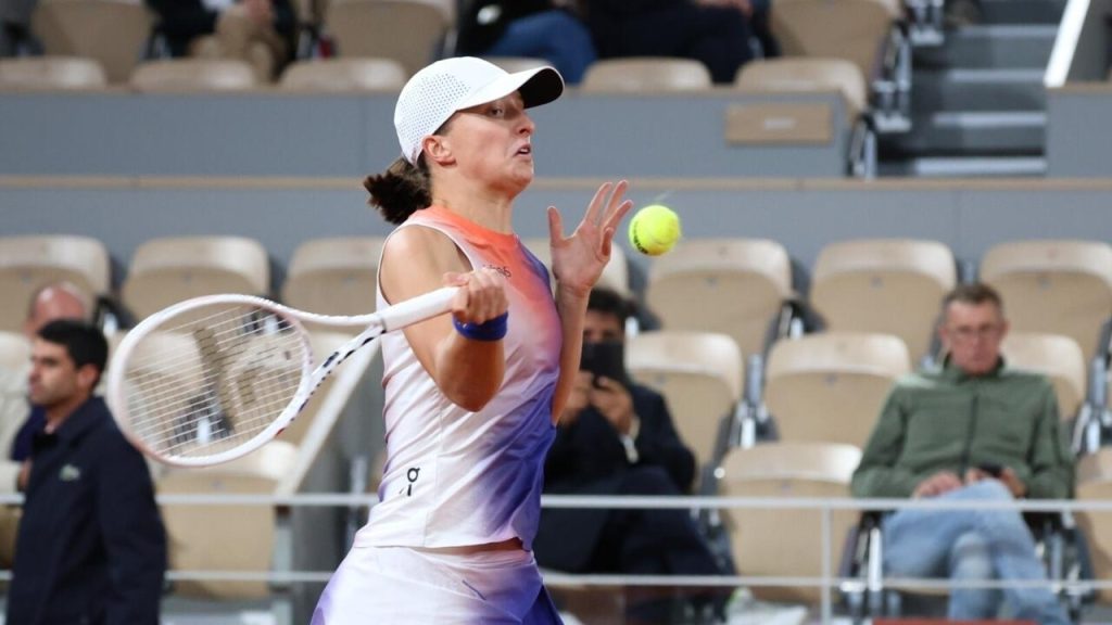 Les fans font une sérénade à la fille d'anniversaire Swiatek après avoir valsé jusqu'en huitièmes de finale à Roland-Garros