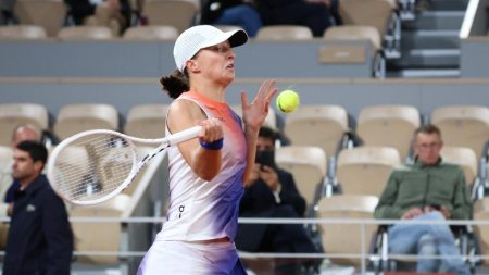 Les fans font une sérénade à la fille d'anniversaire Swiatek après avoir valsé jusqu'en huitièmes de finale à Roland-Garros