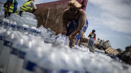Les habitants de Mayotte, frappée par la crise, sont avertis d'éviter l'eau en bouteille « défectueuse »