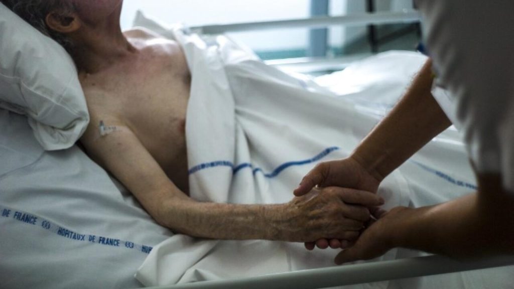 Les législateurs français ouvrent un débat tendu de deux semaines sur l’aide à mourir