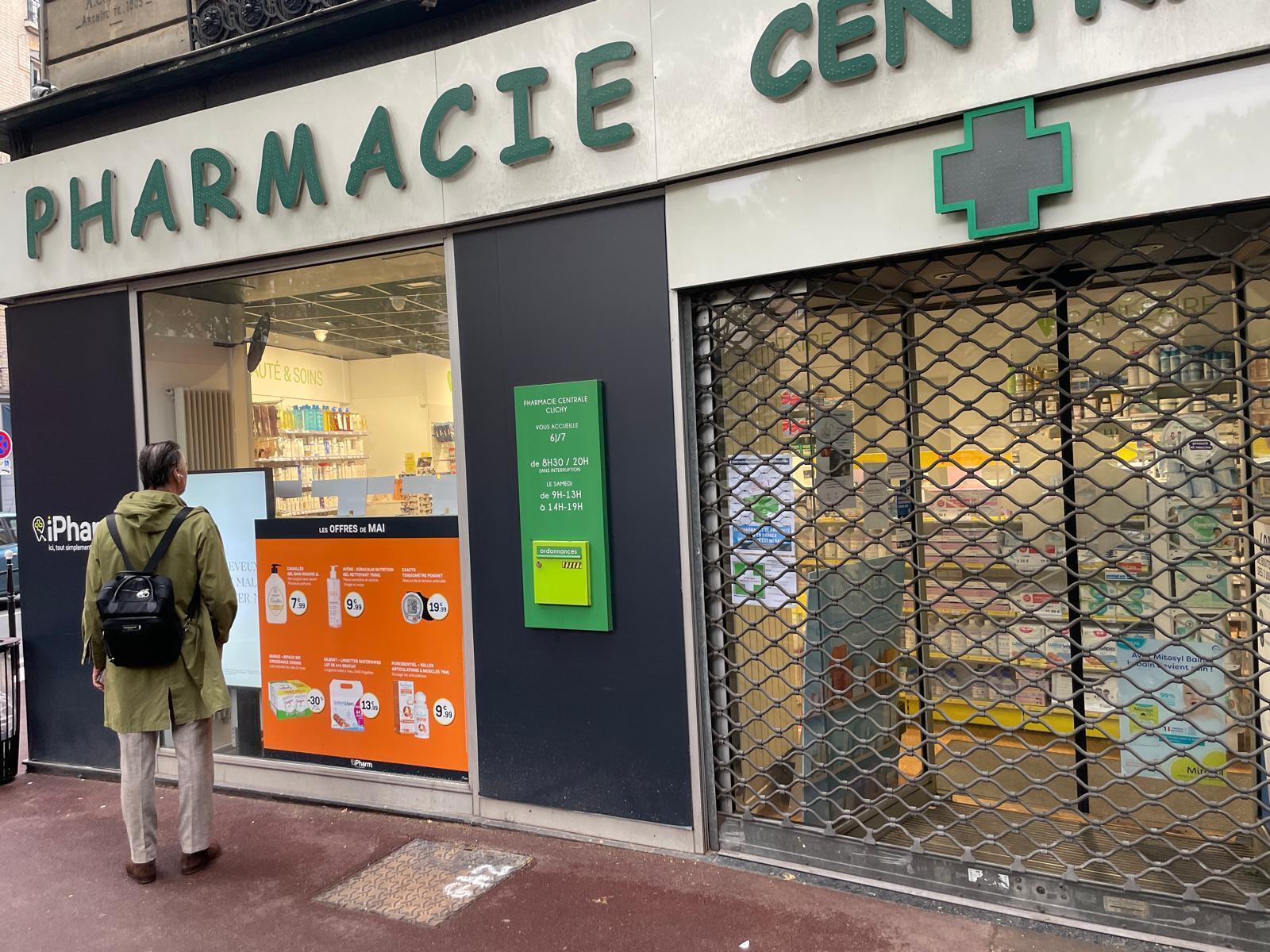 Un homme regarde dans la vitrine d'une pharmacie de Clichy fermée pour cause de grève.  30 mai 2024.