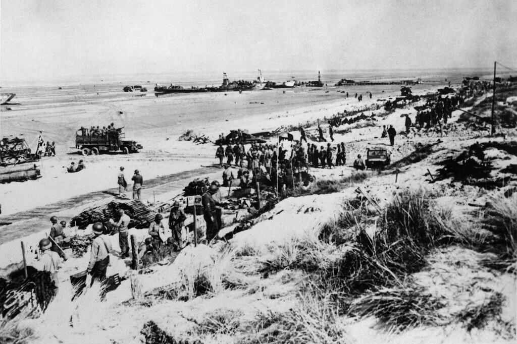 Les soldats des forces alliées arrivent sur les côtes normandes le 6 juin 1944.