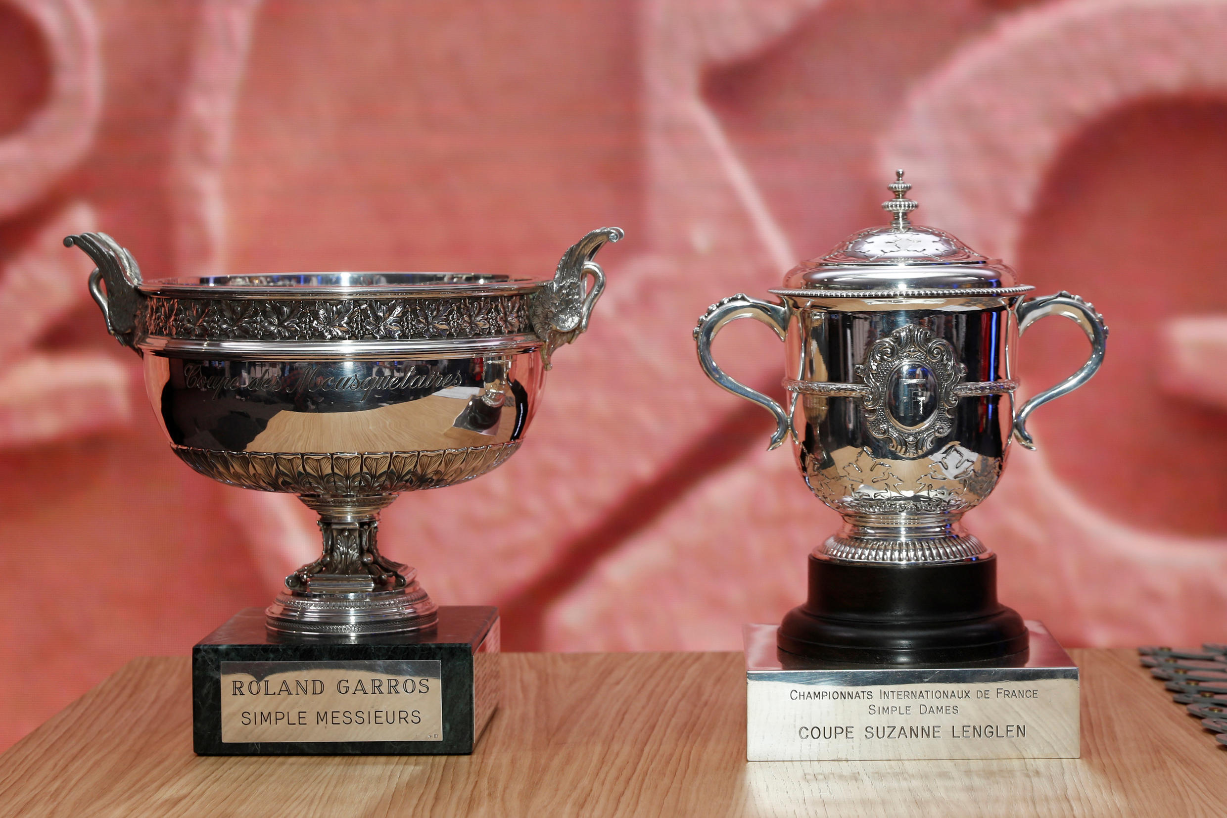Les meilleurs joueurs et joueuses de tennis du monde se disputeront respectivement la Coupe des Mousquetaires (à gauche) et la Coupe Suzanne Lenglen (à droite).