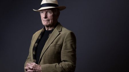 Peter Weir, auteur du "Truman Show", recevra un Lion d'or d'honneur à Venise
          Le réalisateur australien est devenu, en 2022, le premier Australien à recevoir un Oscar d'honneur.