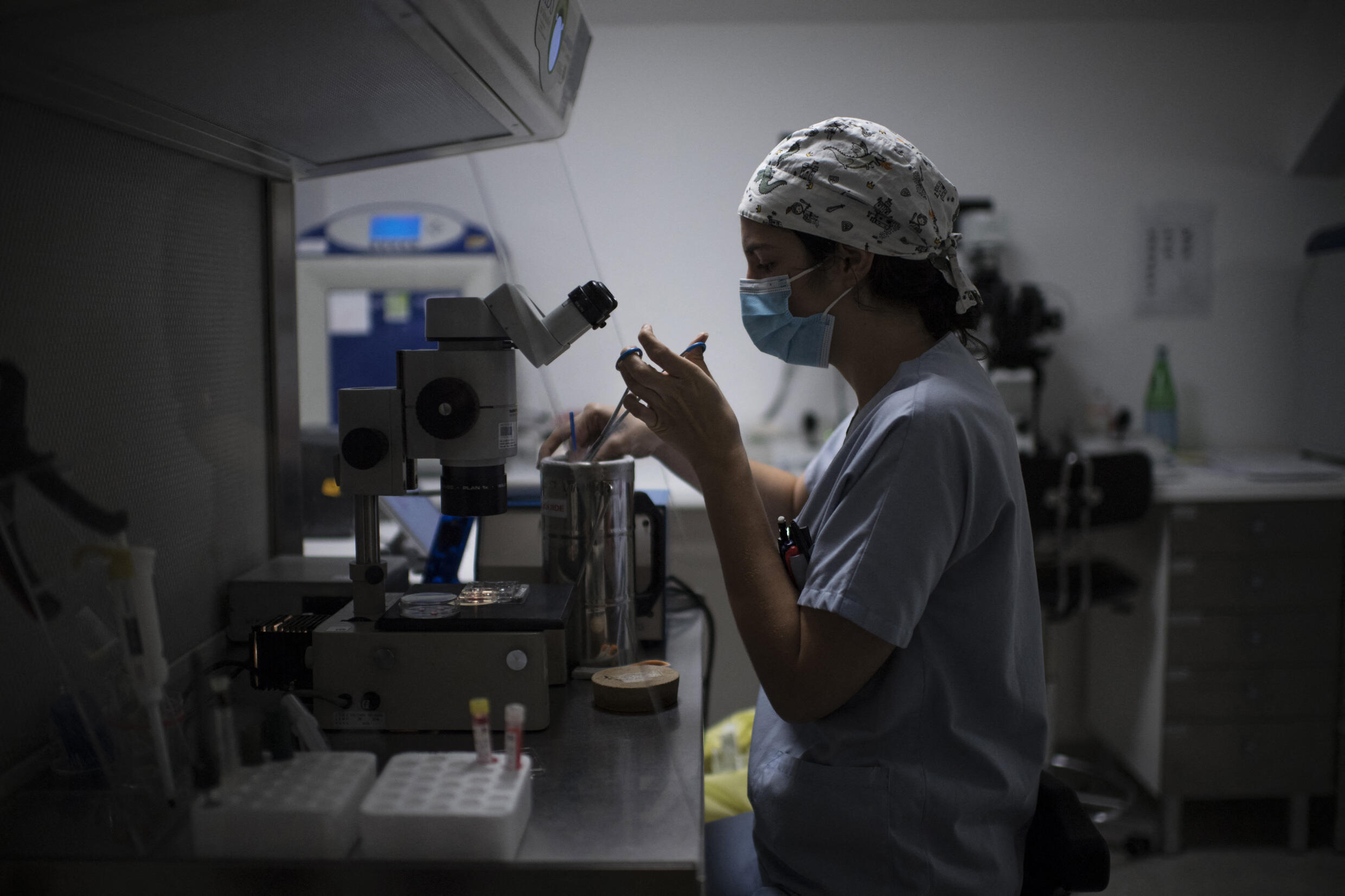 Un membre du personnel du laboratoire prépare un ovule décongelé à traiter pour une procédure de procréation médicalement assistée au centre de fertilité du Groupe Hospitalier Diaconesses Croix Saint-Simon, à Paris.