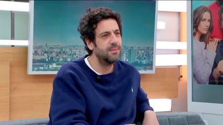 Cinéma : rencontre avec Max Boublil, à l’affiche de "Neuilly Poissy"
          Max Boublil est présent sur le plateau du 11/13 info, lundi 6 mai, pour présenter le film "Neuilly Poissy" dans lequel il joue.