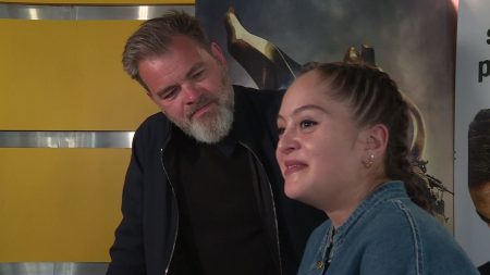 "Je ne me sens pas différente" : la comédienne porteuse de trisomie Mayane El Baze crève l'écran dans la dernière comédie d'Artus "Un p'tit truc en plus"
          Elle partage l'affiche du film avec Clovis Cornillac, Artus et Alice Bélaïdi. Mayane-Sarah El Baze, 19 ans, n'en est pas à son coup d'essai. Avant d'interpréter une jeune fille girly dans "Un p'tit truc en plus", elle a déjà participé à une demi-douzaine de tournages.