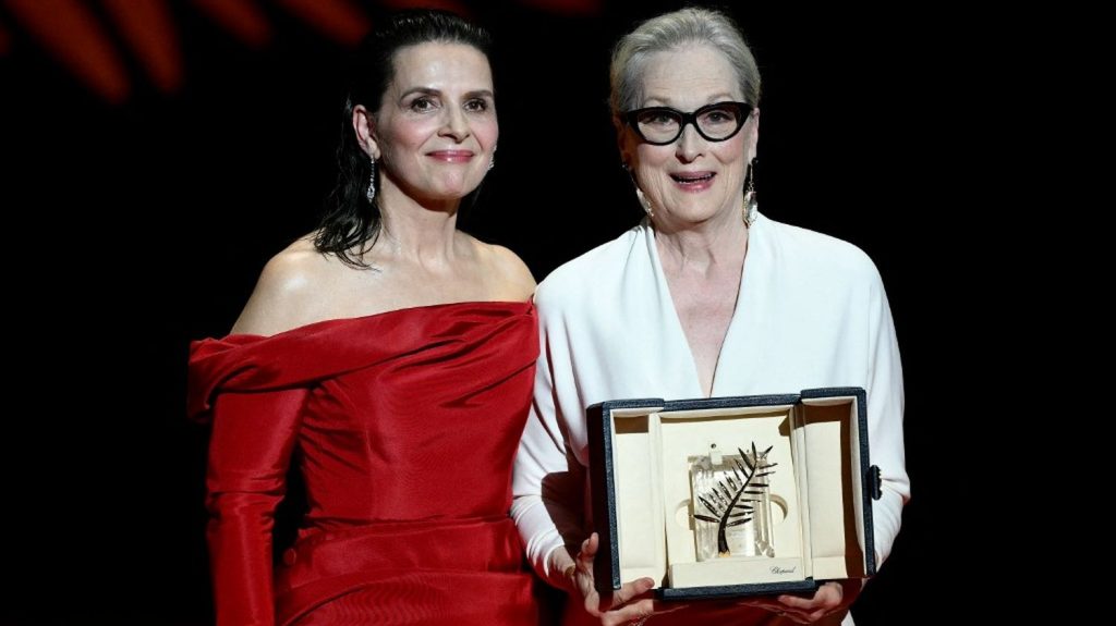 Festival de Cannes 2024 : la 77e édition a été déclarée ouverte par Meryl Streep, saluée par une Palme d'or d'honneur
          L'actrice américaine a reçu mardi soir une Palme d'or d'honneur des mains de Juliette Binoche. La soirée s'est poursuivie sur la Croisette avec la projection du nouveau film de Quentin Dupieux, "Le Deuxième Acte".