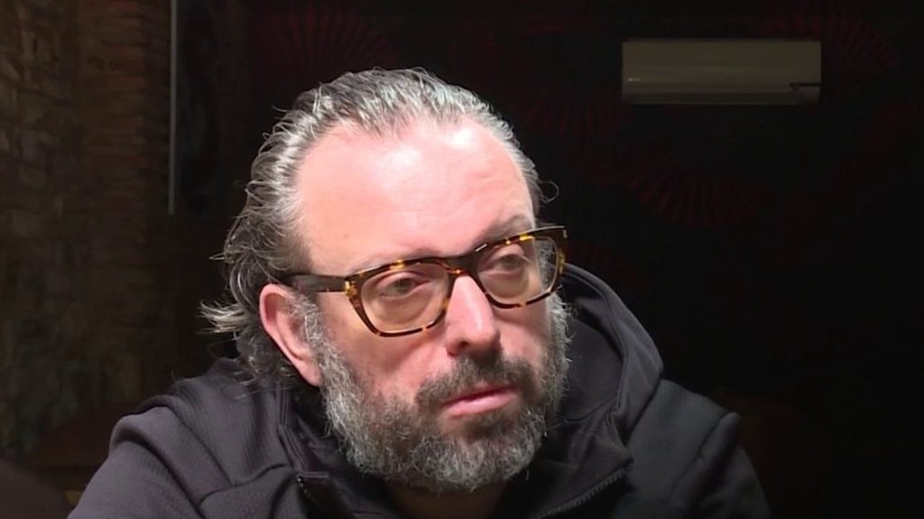 Meurtre de Matisse : le père de l'adolescent espère que "justice sera faite"
          Christophe Marchais, père de Matisse, l'adolescent tué le 27 avril a Châteauroux (Indre), s'est exprimé auprès de France Télévisions. S'il s'attend à une lourde peine pour l'assassin de son fils, il ne souhaite aucune récupération politique de l'affaire.