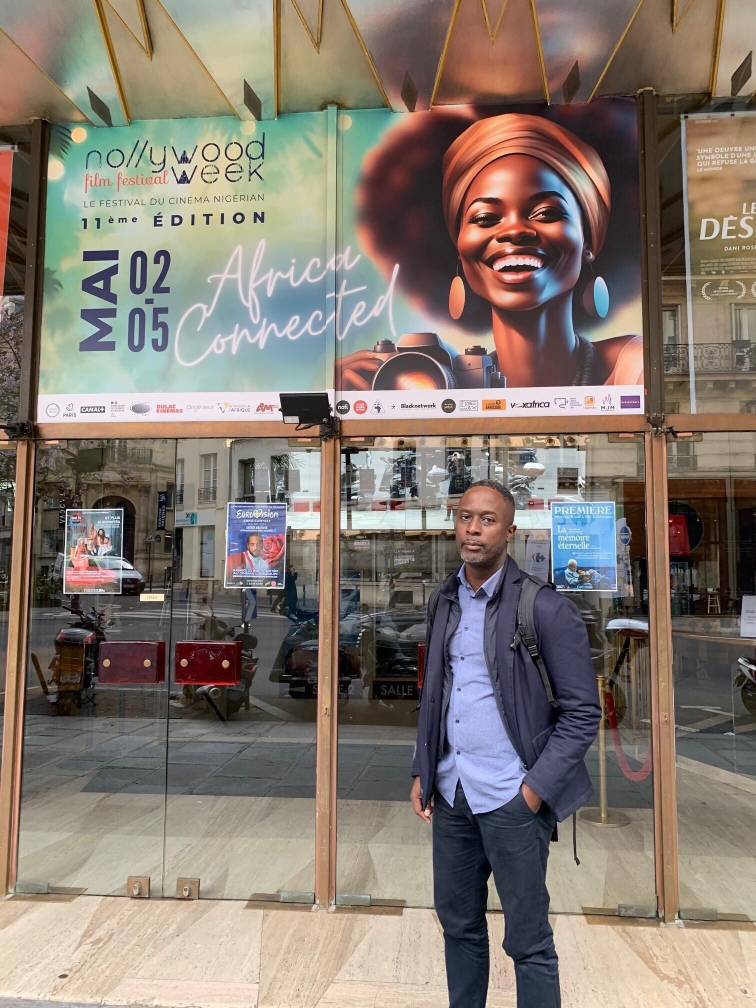 Serge Noukoué devant le cinéma l'Arlequin à Paris.