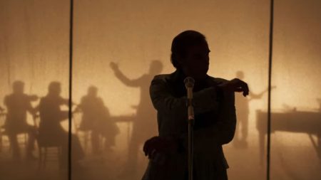Biopic consacré à Charles Aznavour : un énigmatique premier teaser mis en ligne pour le centenaire du chanteur
          Le 23 octobre prochain, sortira le film "Monsieur Aznavour", réalisé par Mehdi Idir et Grand Corps Malade. Un teaser officiel a été partagé sur YouTube et les réseaux sociaux. On y voit pas mal de choses... mais pas le visage de Tahar Rahim dans le rôle du chanteur.