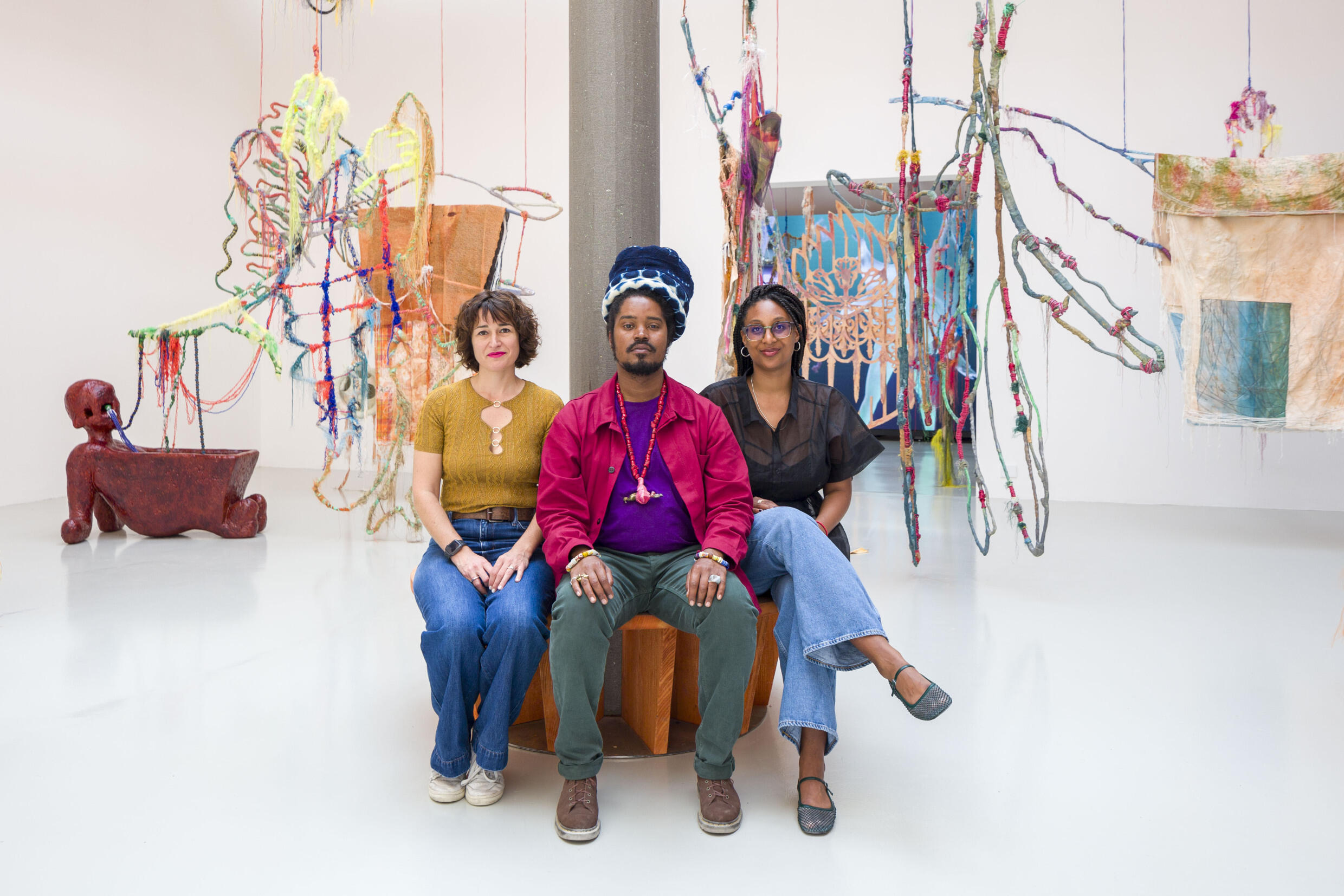 Julien Creuzet avec les commissaires Céline Kopp et Cindy Sissokho au pavillon français.