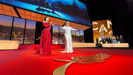Festival de Cannes 2024 : la cérémonie d'ouverture a battu un record d'audience, avec 2,3 millions de téléspectateurs
          La cérémonie d'ouverture du Festival de Cannes, animée par l'actrice Camille Cottin et marquée par la remise de la Palme d'or d'honneur à Meryl Streep, a rassemblé, mardi, plus de deux millions de téléspectateurs.