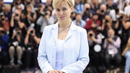Présence obligatoire d'un "responsable enfants" sur les tournages : Judith Godrèche redoute une annonce "opportuniste pour calmer les esprits"
          La présence d'un "responsable enfants" sera obligatoire sur chaque tournage avec des mineurs dès cet été, a annoncé samedi la ministre de la Culture.