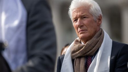 Festival de Cannes 2024 : Richard Gere, l'acteur de retour sur la Croisette en cinq étapes entre Broadway et Hollywood
          Comédien aux multiples facettes, philanthrope et star au sommet le temps de quelques films, Richard Gere montera les marches du festival, vendredi, avec l'équipe de "Oh, Canada" de Paul Schrader. Tombeur de ces dames ou grande figure de l'activisme humanitaire ? Retour sur sa carrière en cinq points.