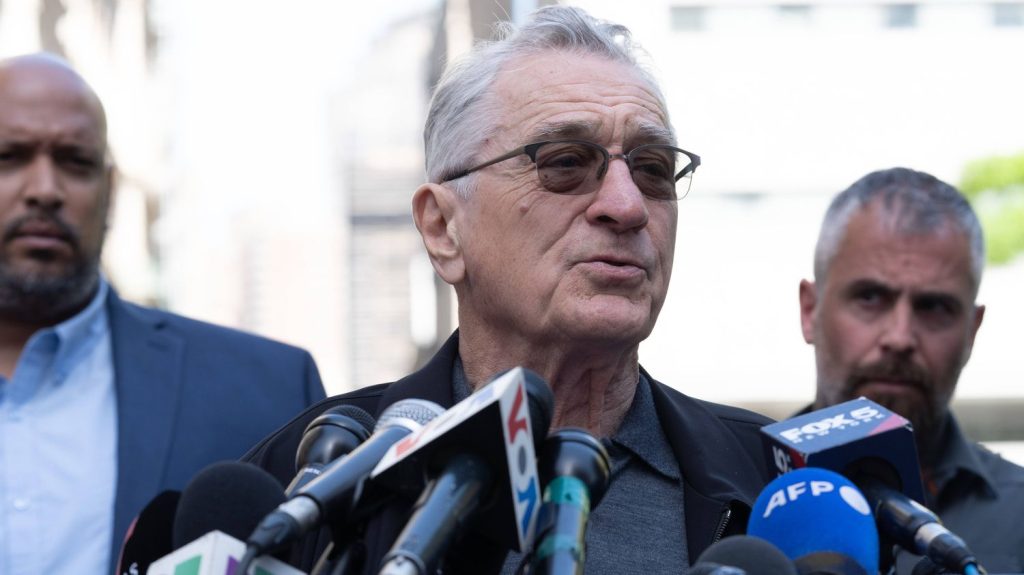 À New York, Robert De Niro fustige Donald Trump, un "clown" qui pourrait devenir un "tyran"
          L'acteur américain s'exprimait devant le tribunal de la ville à l'occasion d'une prise de parole surprise organisée par l'équipe de campagne du président démocrate Joe Biden, auquel il a apporté son soutien en vue de la prochaine élection présidentielle aux États-Unis.