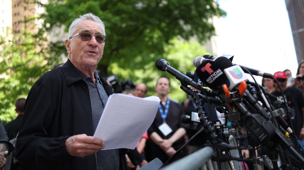 "C'est un clown" : Robert de Niro cible Donald Trump devant un tribunal de New York
          L'acteur a pris la parole lundi devant le tribunal où est jugé l'ancien président américain dans l'affaire Stormy Daniel. Et il n'a pas mâché ses mots.