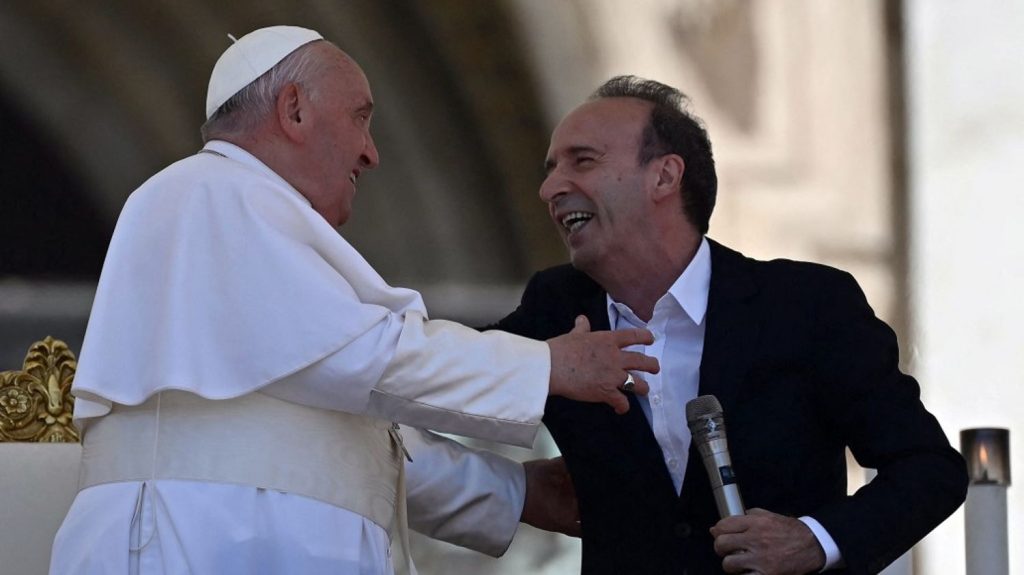 Au Vatican, l'acteur Roberto Benigni vole la vedette au pape François
          L'acteur et réalisateur italien Roberto Benigni a volé la vedette au pape François avec un monologue humoristique d'une demi-heure lors de la messe de clôture de la première Journée mondiale de l'enfance au Vatican.