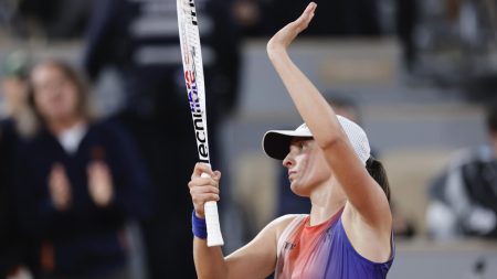 Swiatek plaide pour la paix auprès des fans après avoir battu Osaka à Roland-Garros