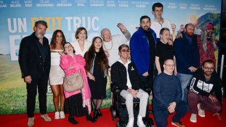 Cinéma : le film "Un p'tit truc en plus" signe le meilleur démarrage de l'année en France
          Artus et sa bande de comédiens amateurs ont attiré près de 280 000 spectateurs, 24 heures après la sortie officielle du film, mercredi.