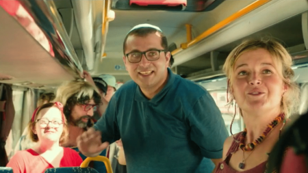 Cinéma : avec "Un p’tit truc en plus", Artus signe un premier film tendre sur le handicap
          Le film "Un p’tit truc en plus", signé de l’humoriste Artus, connaît un succès incroyable. En trois jours, il a fait près de 500 000 entrées. Cette comédie met en scène 11 personnages en situation de handicap qui ne sont pas joués par des acteurs professionnels.