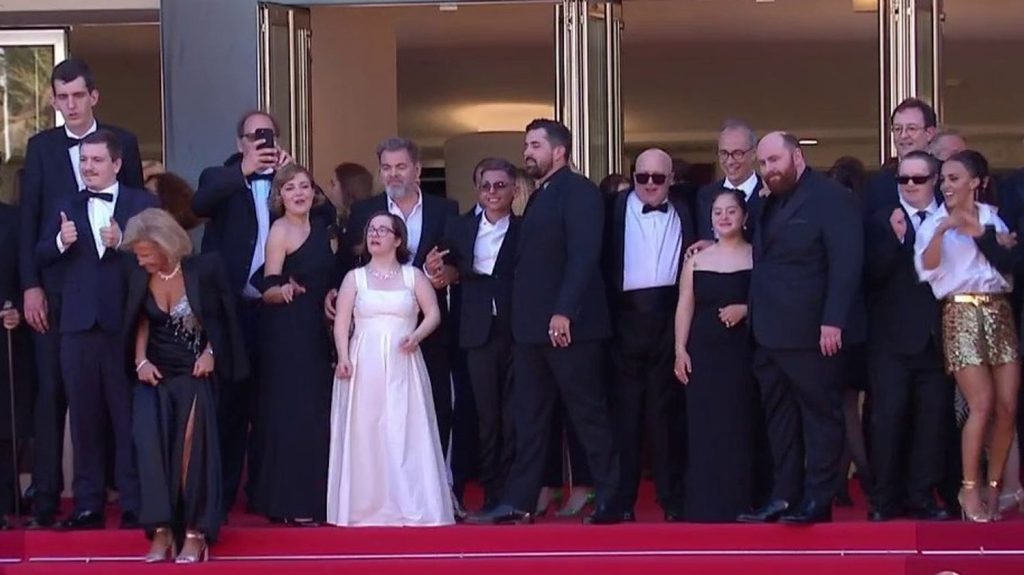 Festival de Cannes : l'équipe du film "Un p'tit truc en plus" a monté les marches sous les applaudissements
          Le film phénomène du printemps, "Un p'tit truc en plus", bat des records en salles. Mercredi 22 mai, toute l'équipe du film a monté les marches du Festival de Cannes.