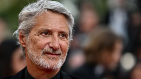 L'animateur Antoine de Caunes  lance "Vieux", un nouveau magazine "anti-jeunisme"
          Ce magazine marque un retour aux sources pour Antoine de Caunes, qui a commencé sa carrière comme pigiste pour la presse écrite. Un titre comme un clin d'œil pour ce journaliste de 70 ans.