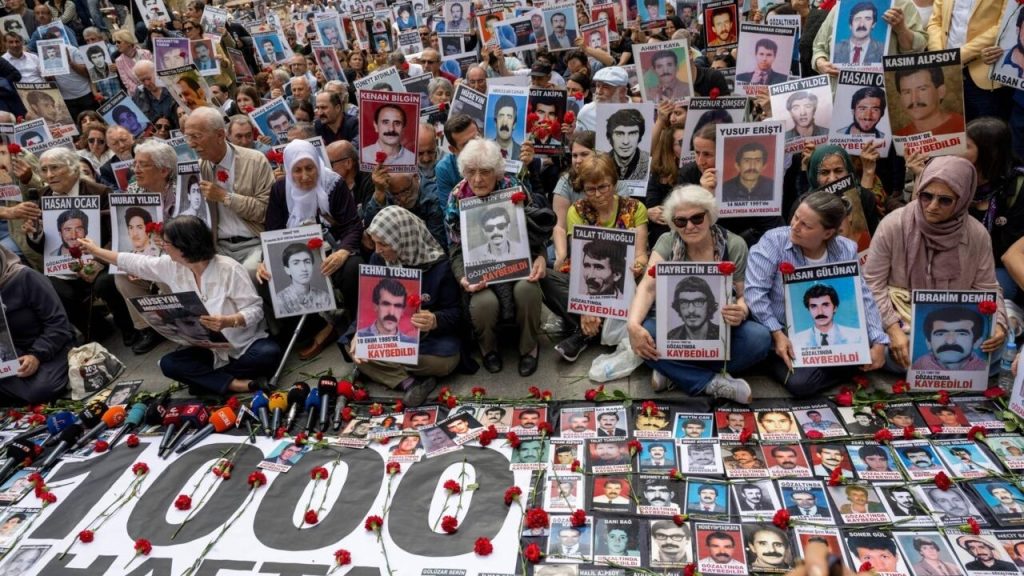 Les mères du samedi en Turquie veillent pour leurs proches disparus