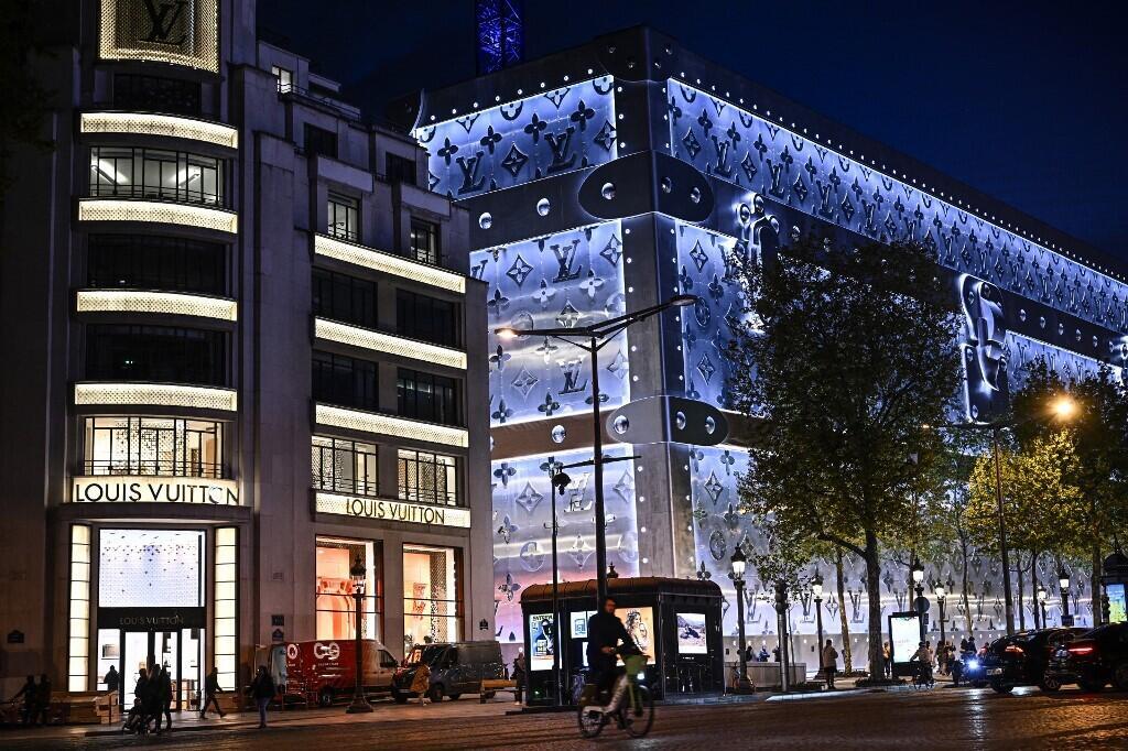 Une photographie prise le 23 avril 2024 montre une vue du chantier de construction du nouvel hôtel de luxe Louis Vuitton appartenant au groupe LVMH sur les Champs-Elysées à Paris.