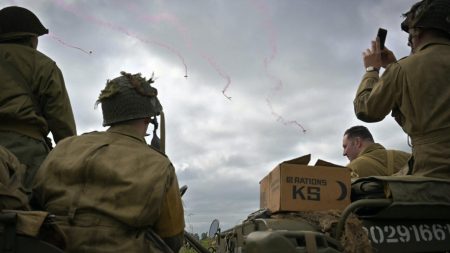 Un saut en parachute massif au-dessus de la Normandie donne le coup d'envoi des commémorations du 80ème Débarquement Un saut en parachute massif au-dessus de la Normandie donne le coup d'envoi des commémorations du 80ème Débarquement