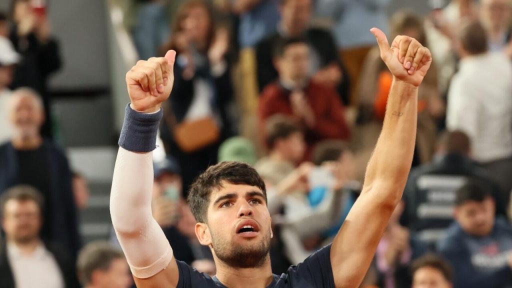 Alcaraz déjoue Auger-Aliassime et se qualifie pour les quarts de finale à Roland-Garros
