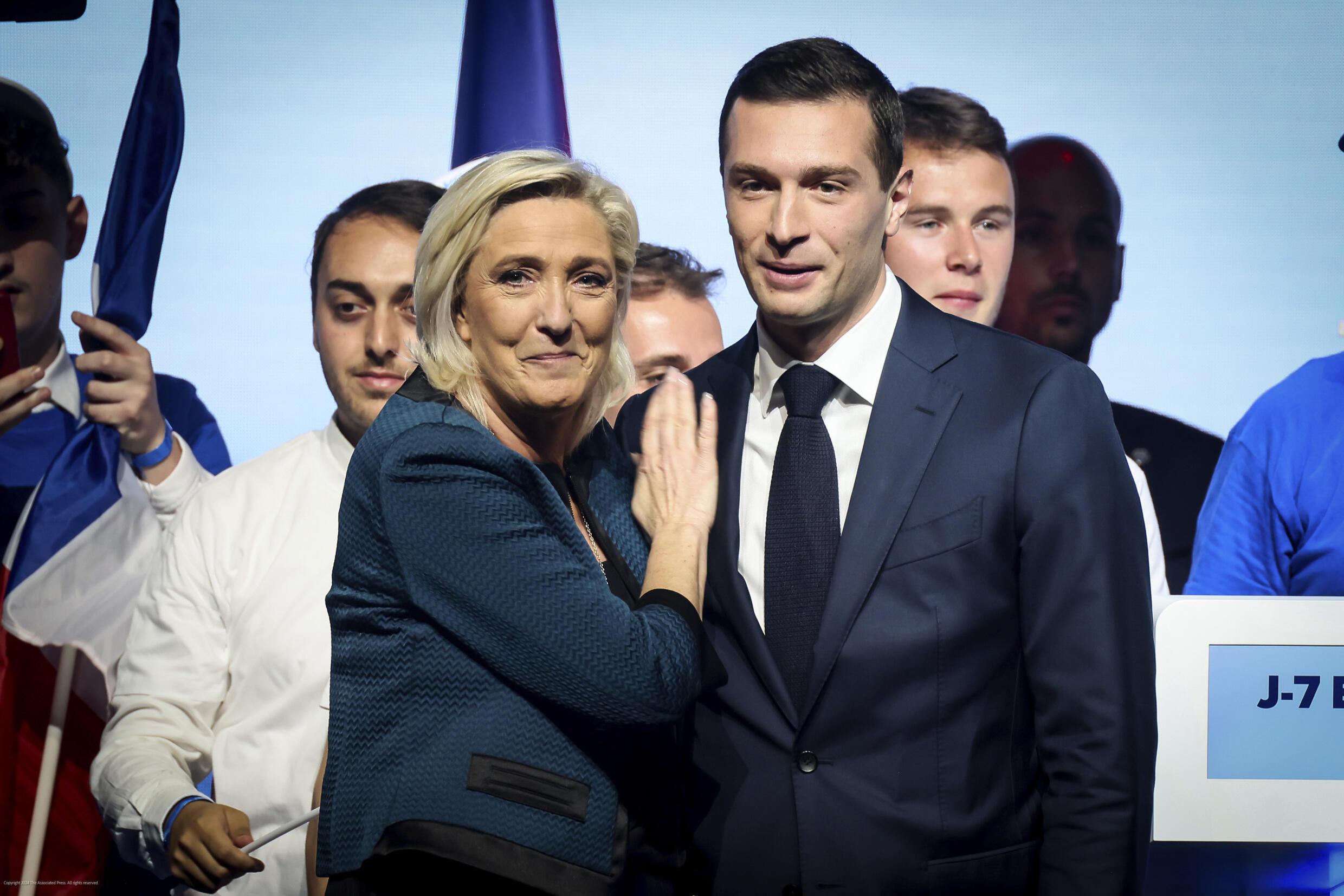 Leader du Rassemblement national d'extrême droite française Marine Le Pen, gauche et tête de liste du parti aux prochaines élections européennes Jordan Bardella lors d'un meeting politique dimanche 2 juin 2024 à Paris.