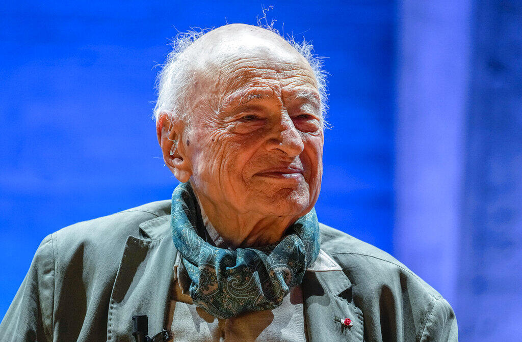 Le sociologue et philosophe français Edgar Morin sourit lors d'un événement à l'occasion de son 100e anniversaire au siège de l'UNESCO à Paris, vendredi 2 juillet 2021
