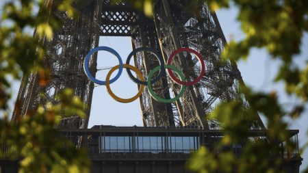 La Tour Eiffel reçoit le traitement olympique lors du dévoilement des anneaux