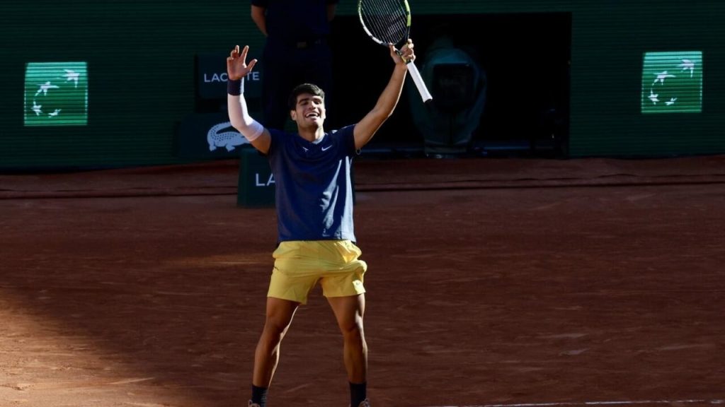 Alcaraz bat Sinner pour atteindre sa première finale à Roland-Garros