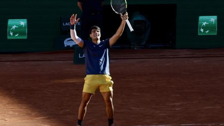 Alcaraz bat Sinner pour atteindre sa première finale à Roland-Garros