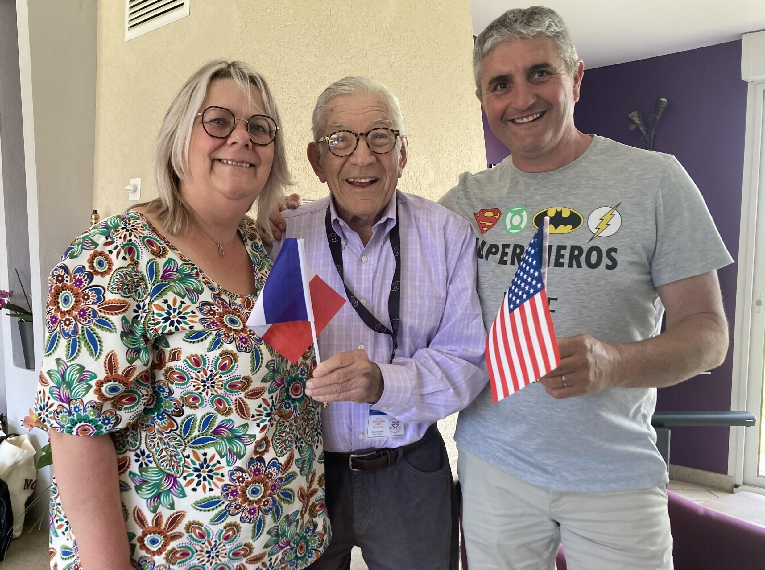Shapiro avec sa famille d'accueil française Marie et Jony Coulon dans leur maison à Créances, en Normandie.