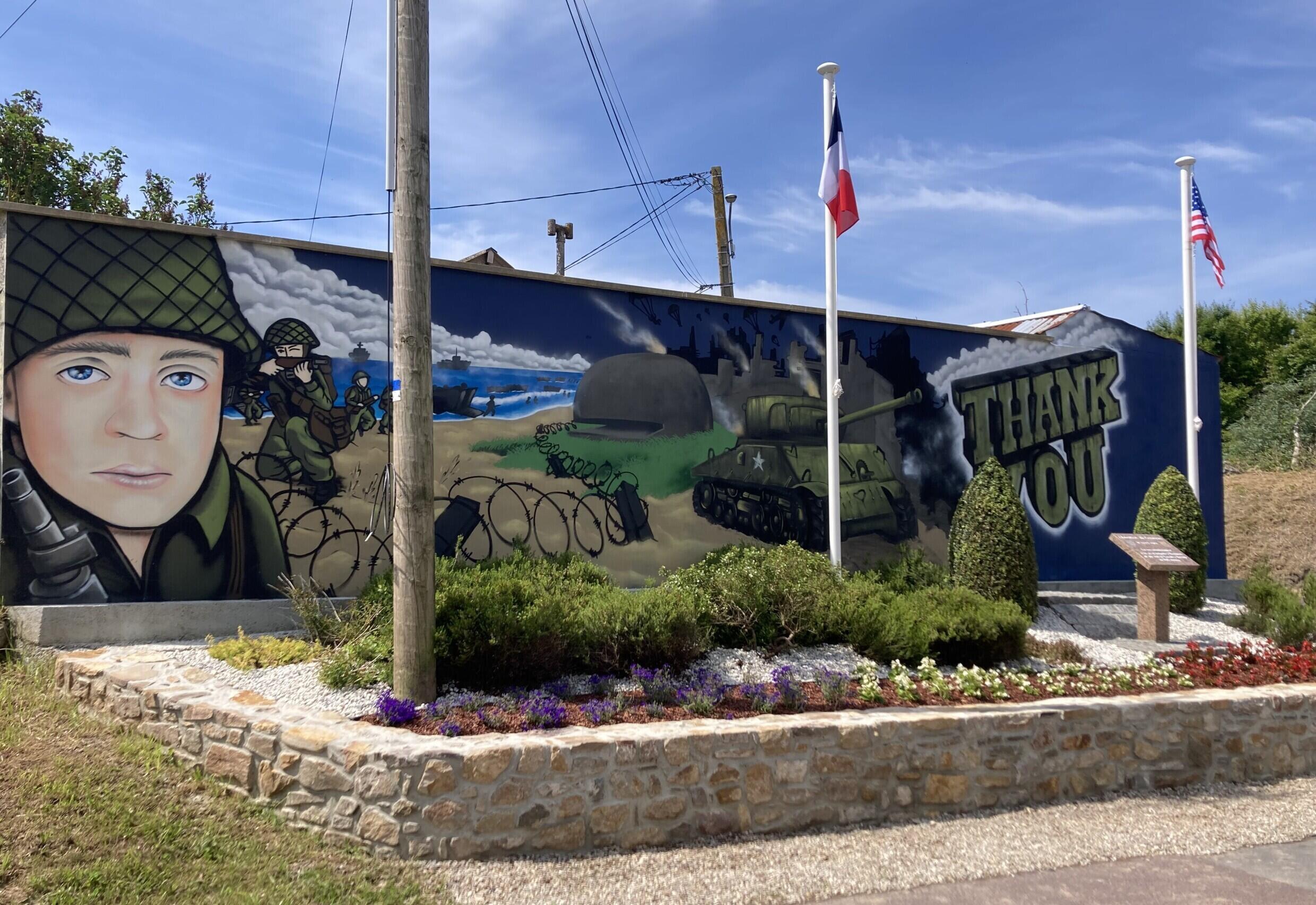 Une fresque sur la stèle de Créances remercie les vétérans de la Seconde Guerre mondiale d'avoir contribué à libérer la Normandie de l'occupation nazie.