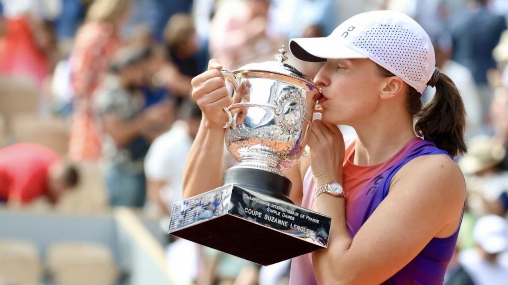 Swiatek bat Paolini et remporte la quatrième couronne de Roland-Garros