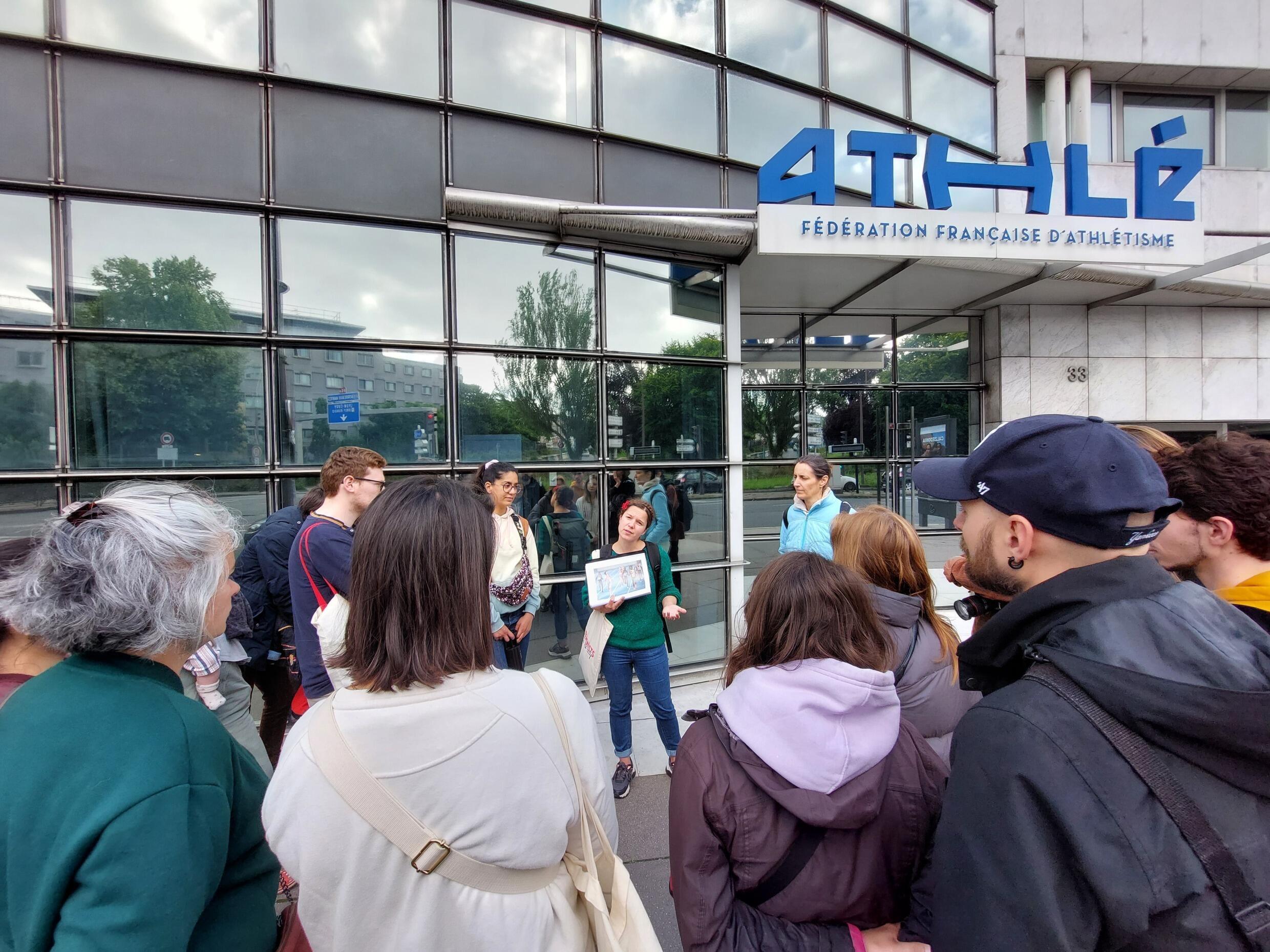 Sonia, guide chez Féministes dans la Ville, fait découvrir aux visiteurs l'histoire du sport féminin à Paris.
