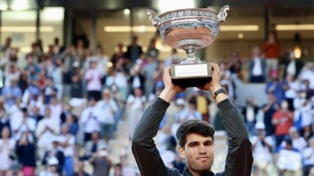 Les victoires de Swiatek et d'Alcaraz illuminent Roland-Garros alors que les ombres persistent