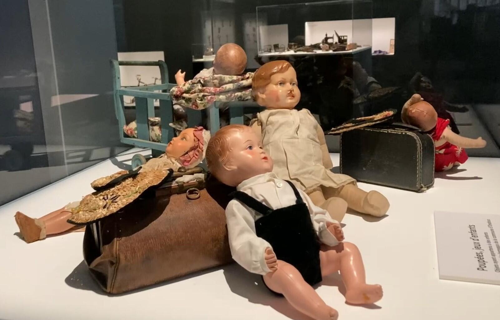 Les jouets appartenant aux enfants des hameaux autour d'Oradour ont échappé à l'incendie. Mais les enfants qui fréquentaient l’école du village ne l’ont pas fait.
