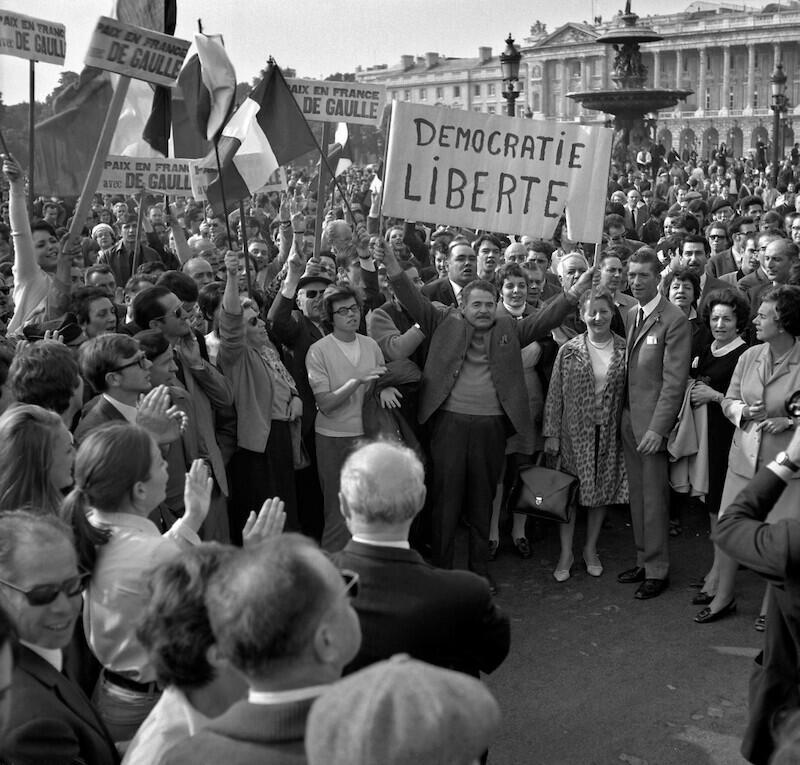 Partisans du président Charles de Gaulle sur les Champs-Élysées à Paris le 30 mai 1968, jour où le président a dissous le Parlement et convoqué des élections anticipées.