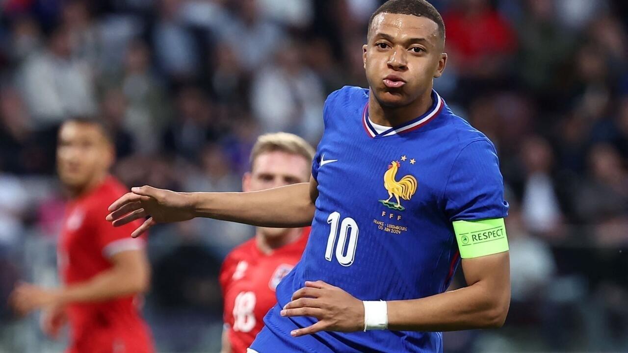 L'attaquant français n°10 Kylian Mbappe réagit lors du match international de football amical entre la France et le Luxembourg au stade Saint-Symphorien de Longeville-les-Metz, dans l'est de la France, le 5 juin 2024.