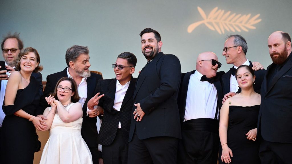 Qui est Artus, l'humoriste touche-à-tout devenu roi du box-office avec "Un p'tit truc en plus" ?
          Il a été cuisinier avant d'être humoriste puis acteur, aujourd'hui réalisateur: à 36 ans, Artus a pris le monde du cinéma par surprise avec "Un p'tit truc en plus", sa comédie sur le handicap aux cinq millions de spectateurs.