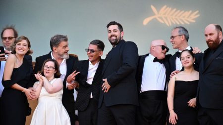 Qui est Artus, l'humoriste touche-à-tout devenu roi du box-office avec "Un p'tit truc en plus" ?
          Il a été cuisinier avant d'être humoriste puis acteur, aujourd'hui réalisateur: à 36 ans, Artus a pris le monde du cinéma par surprise avec "Un p'tit truc en plus", sa comédie sur le handicap aux cinq millions de spectateurs.