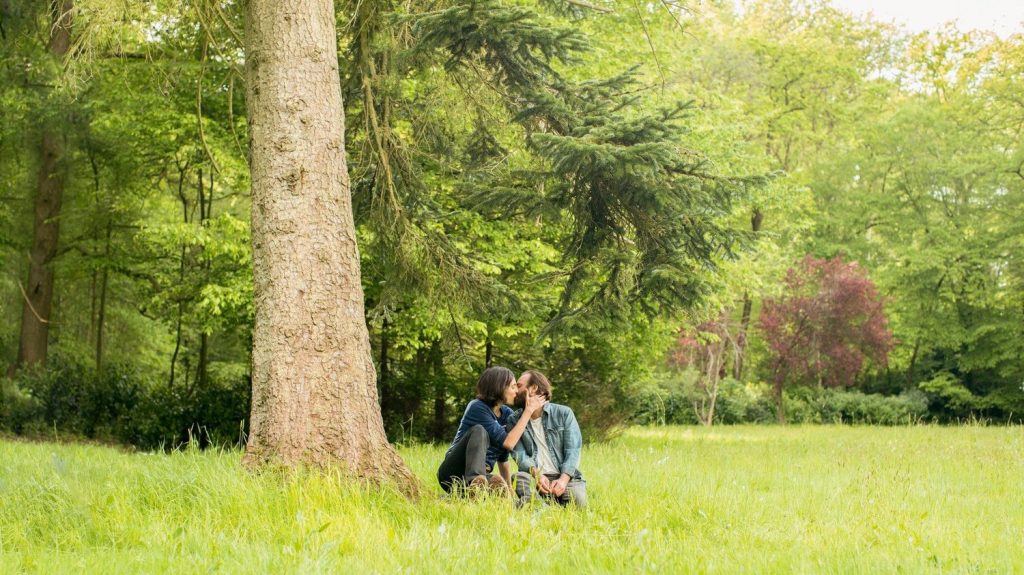 "Hors du temps" : Olivier Assayas invite Vincent Macaigne dans une balade nostalgique et confinée
          Réalisateur rarement fantaisiste, Olivier Assayas prend la tangente dans un film en lâcher prise qui nous ramène au temps du confinement, avec légèreté et en pleine nature.